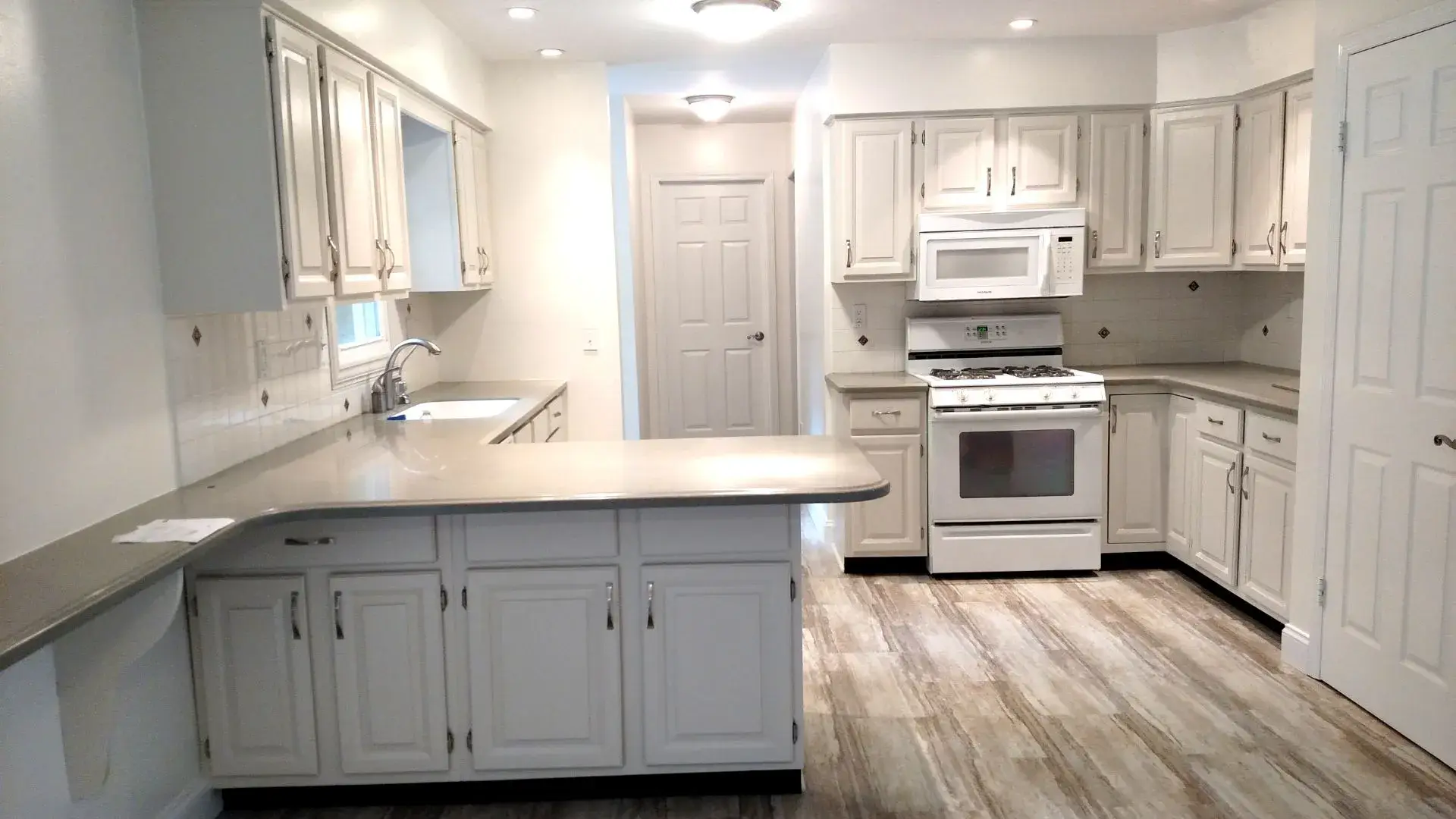 Professional kitchen painting and cabinet refinishing in Ottawa - modern kitchen renovation